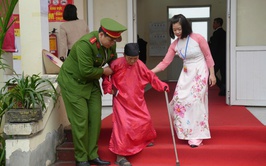 Công an xã Hưng Đạo tận tình hỗ trợ cử tri trong Ngày hội toàn dân đi bầu cử