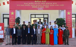 BÍ THƯ ĐẢNG ỦY, CHỦ TỊCH HĐND XÃ LÊ HỮU MẠNH DỰ KHAI MẠC TẠI KHU VỰC BỎ PHIẾU THÔN 2- XÃ TRUNG GIÃ