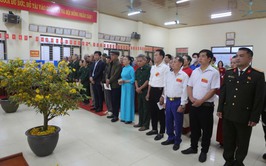 Chủ tịch UBND xã Trung Giã Nguyễn Bá Hoàng dự lễ khai mạc tại khu vực bỏ phiếu số 4 (Thôn Liên Xuân, xã Trung Giã)