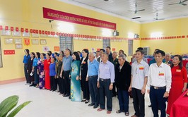 PHÓ BÍ THƯ THƯỜNG TRỰC ĐẢNG ỦY, CHỦ TỊCH ỦY BAN MTTQ NGUYỄN THỊ KIM TUYẾN DỰ KHAI MẠC TẠI KHU VỰC BỎ PHIẾU THÔN ĐÔ LƯƠNG