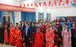 Đồng chí Bí thư Đảng ủy, Chủ tịch HĐND xã, Chủ tịch Ủy ban Bầu cử xã Hưng Đạo dự khai mạc bầu cử cùng cử tri thôn Dương Cốc