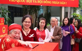 Cử tri phường Đống Đa hồ hởi tham gia bỏ phiếu bầu cử