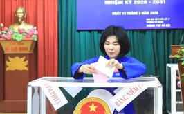Chủ tịch HĐND thành phố Phùng Thị Hồng Hà bỏ phiếu bầu cử tại phường Hà Đông