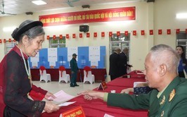 Cử tri xã Quang Minh gửi gắm niềm tin qua từng lá phiếu