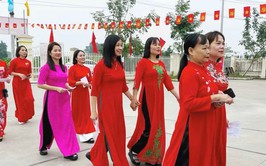 Phụ nữ Quang Minh rạng rỡ áo dài trong ngày bầu cử