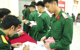 Cử tri bộ đội vững vàng lá phiếu tại xã Đoài Phương