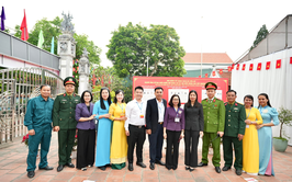 Lãnh đạo xã Đan Phượng kiểm tra, động viên các tổ bầu cử trong ngày bầu cử