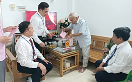 Phường Yên Hòa: Mang hòm phiếu phụ đến tận nhà cử tri cao tuổi