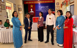 Chủ tịch Hội LHPN thành phố Hà Nội kiểm tra công tác bầu cử tại xã Hát Môn