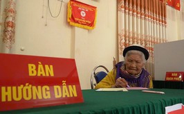 Cử tri đặc biệt 102 tuổi – Mẹ Việt Nam Anh hùng Nguyễn Thị Điểm tham gia bầu cử