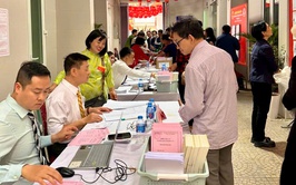 NHỮNG CỬ TRI ĐẦU TIÊN PHẤN KHỞI THAM GIA BỎ PHIẾU