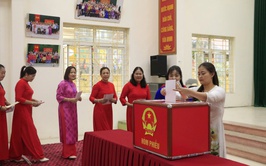 Phụ nữ Thượng Phúc duyên dáng trong tà áo dài, hòa cùng ngày hội non sông