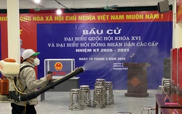 Trạm Y tế phường Hà Đông chủ động phun hóa chất khử khuẩn đảm bảo an toàn phòng chống dịch phục vụ công tác bầu cử