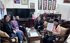 Cán bộ tới tận nhà hỗ trợ công dân cao tuổi hoàn thiện thủ tục hành chính tại phường Phú Lương