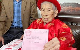 Lá phiếu của nữ cử tri 115 tuổi ở Hà Nội