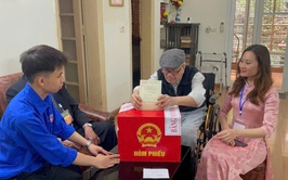 Phường Hoàn Kiếm: Đưa thùng phiếu đến tận nhà phục vụ cử tri cao tuổi, bệnh yếu