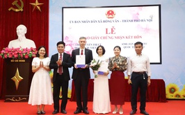 Xã Hồng Vân trao Giấy đăng ký kết hôn cho người có quốc tịch nước ngoài