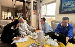 Chi nhánh số 01: Tổ hành chính công xung kích kịp thời hỗ trợ công dân cao tuổi thực hiện thủ tục hành chính tại nhà