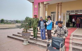 MANG NIỀM TIN ĐẾN NHÀ NHỮNG CÔNG DÂN CÓ HOÀN CẢNH ĐẶC BIỆT TẠI XÃ TRUNG GIÃ TRONG NGÀY HỘI LỚN CỦA TOÀN DÂN