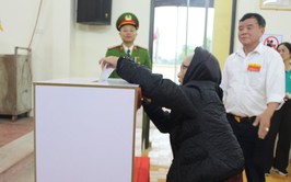 Cử tri 103 tuổi tự tay bỏ phiếu trong ngày hội non sông