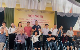 Phúc Thọ: Trao 15 xe lăn, lan tỏa nghĩa tình vì người khuyết tật
