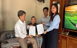 Điểm hỗ trợ dịch vụ công số Quảng Bị: Tận tâm hỗ trợ người dân yếu thế chứng thực chữ ký tại nhà