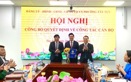 Phường Tây Tựu công bố và trao quyết định về công tác cán bộ