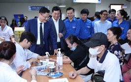 Trao quà, khám bệnh cho bà con - hành động đẹp kỷ niệm 95 năm Ngày thành lập Đoàn