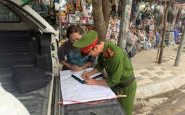 Xử lý một số hộ dân bày bán cây cảnh chiếm vỉa hè