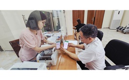 Khách hàng vay vốn tại Phòng giao dịch NHCSXH Sơn Tây - Mở tài khoản nhận tiền vay, nói không với tiền mặt