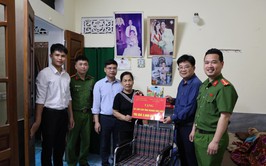 Tam Hưng: Trao tặng xe lăn cho người hoạt động kháng chiến nhiễm chất độc hoá học