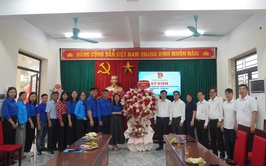 Lãnh đạo xã tặng hoa và chúc mừng Đoàn Thanh niên xã nhân dịp kỷ niệm 95 năm Ngày thành lập Đoàn Thanh niên Cộng sản Hồ Chí Minh (26/3/1931 – 26/3/2026).