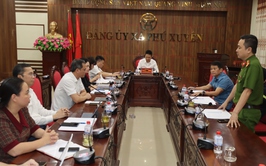 Thường trực Đảng ủy xã Phú Xuyên nghe báo cáo kết quả giải quyết 03 điểm nghẽn về “an toàn thực phẩm”, “ô nhiễm môi trường” và “trật tự đô thị”.