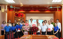 Lãnh đạo xã Thuận An chúc mừng Đoàn Thanh niên xã và Trung tâm Dịch vụ Tổng hợp xã nhân ngày truyền thống