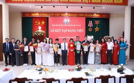 Đảng bộ Trường THPT Chuyên Chu Văn An: Bước tiến mới trong phát triển đảng viên trẻ