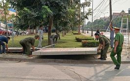 RA QUÂN XỬ LÝ BIỂN QUẢNG CÁO SAI QUY ĐỊNH, CHỈNH TRANG ĐÔ THỊ PHƯỜNG SƠN TÂY