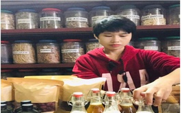 Thầm lặng như thang thuốc: Cô chủ tiệm Đông y Nguyễn Thị Hà, chữa lành bằng trái tim