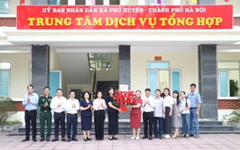 Lãnh đạo xã Phú Xuyên tặng hoa chúc mừng nhân kỷ niệm 80 năm Ngày truyền thống ngành Thể dục thể thao Việt Nam