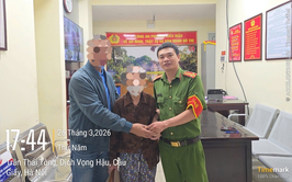 Công an phường Cầu giấy giúp đỡ cụ bà đi lạc trở về với gia đình