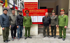 Công an phường Cầu Giấy kiểm tra công tác chuẩn bị tại các điểm bầu cử trên địa bàn phường