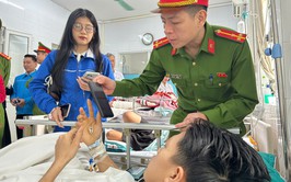 Thanh niên hỗ trợ bệnh nhân nội trú tham gia bầu cử