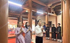 Đồng chí Phó Chủ tịch Thường trực UBND xã Đinh Xuân Hanh dự, dâng hương tại Lễ khai mạc lễ hội truyền thống thôn Cẩm Đình