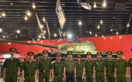 Chi đoàn Công an xã Bát Tràng đẩy mạnh giáo dục truyền thống qua hoạt động tham quan thực tế