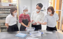 Đồng chí Phó Chủ tịch Thường trực UBND xã Đinh Xuân Hanh kiểm tra đột xuất công tác vệ sinh ATTP tại các trường học trên địa bàn xã