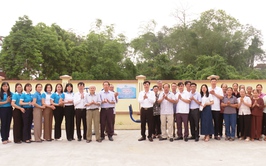 HỘI LIÊN HIỆP PHỤ NỮ XÃ ỨNG HÒA KHÁNH THÀNH, BÀN GIAO SÂN CHƠI CỘNG ĐỒNG THÔN PHƯỢNG VIỀN.