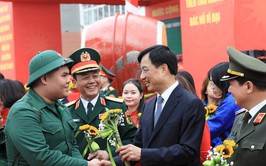 Bí thư Thành ủy Nguyễn Duy Ngọc dự lễ giao nhận quân tại điểm số 4 Ban Chỉ huy phòng thủ khu vực 3 - Hồng Hà