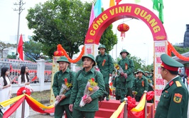 Chủ tịch HĐND thành phố Phùng Thị Hồng Hà động viên tân binh tại Ban Chỉ huy phòng thủ khu vực 4 - Gia Lâm