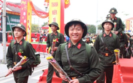 61 thanh niên phường Chương Mỹ hăng hái lên đường nhập ngũ