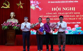 Xã Hồng Vân tổ chức hội nghị trao quyết định bổ nhiệm chức vụ Phó Giám đốc Trạm y tế xã và Phó Trưởng phòng Kinh tế xã. 