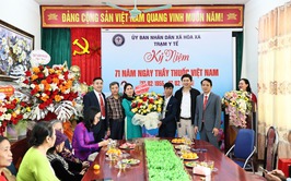 LÃNH ĐẠO XÃ HOÀ XÁ TẶNG HOA CHÚC MỪNG CÁC CƠ QUAN Y TẾ NHÂN NGÀY 27/2